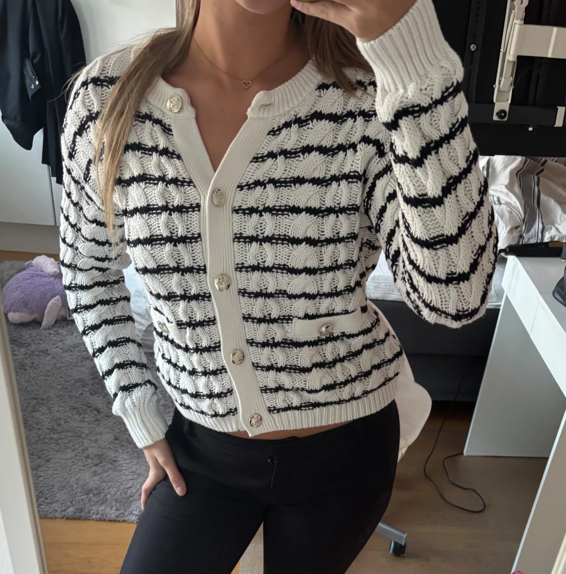 Vit och svart randig kofta med knappar