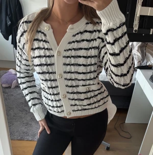 Vit och svart randig kofta med knappar - Säljer min snyggaste kofta!! Sitter perfekt men tyvärr knappt använd…:/ 