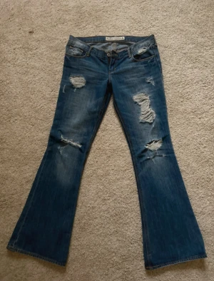 Lågmidjade Hollister jeans  - Säljer dom är lågmidjade utsvängda hollister jeansen. Måtten finns på bilderna pris kan diskuteras 💗💗💗