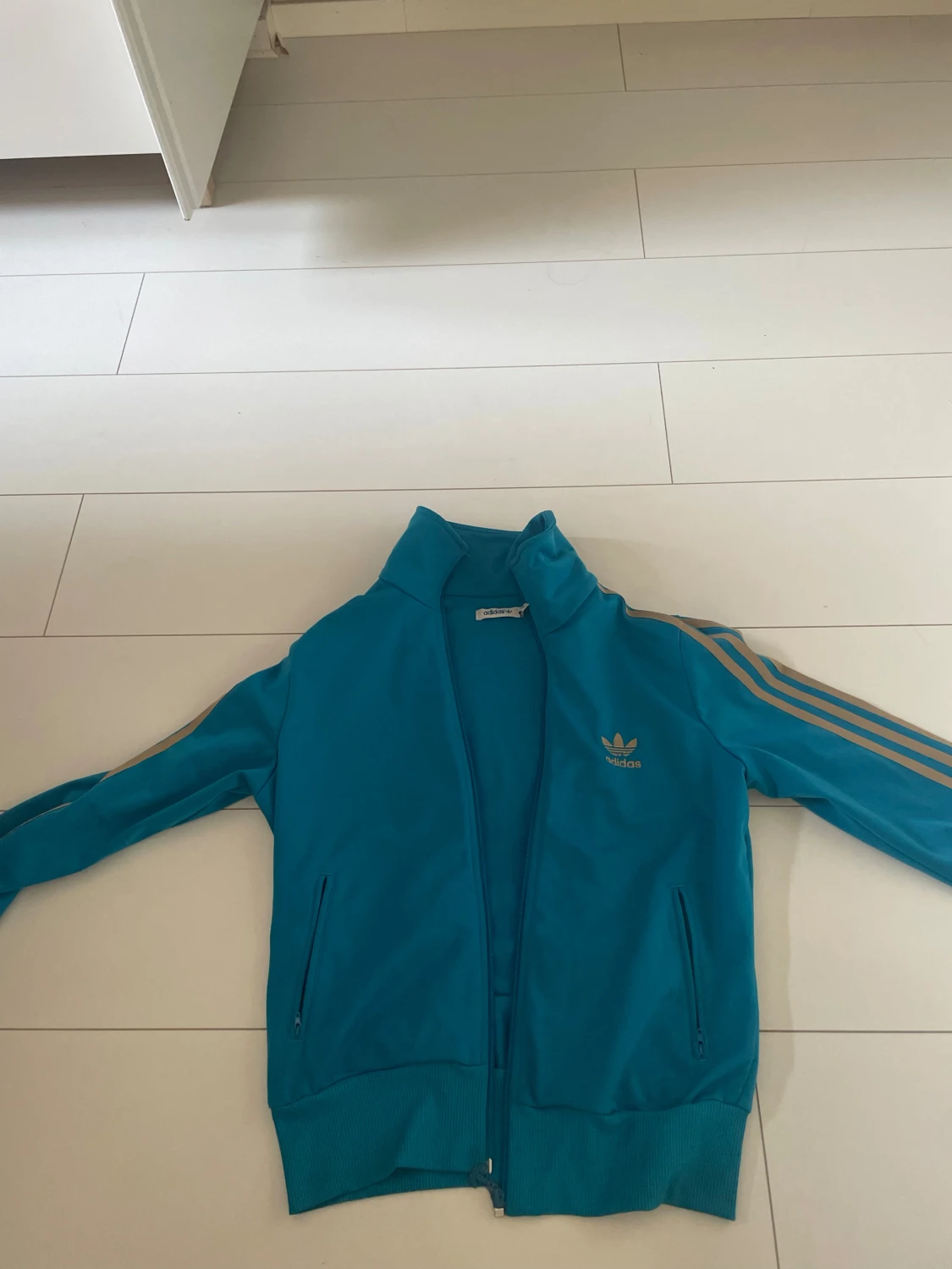 Blå Adidas track jacket med guldiga ränder