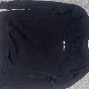 Svart sweatshirt från Les Deux - Svart sweatshirt från Les Deux med vit broderad logga på bröstet |Skick 9/10| Nypris 999, mitt pris 149| hör av er vid funderingar|