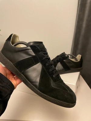 Maison Margiela Gats  - Maison Margiela Gats Sprillans nya skick |10/10 Storlek 42 | Box och dust-bag tillkommer vid köp. Nypris ligger runt 8000kr men säljer nu för 3000kr Hör av er vid minsta lilla fundering! 