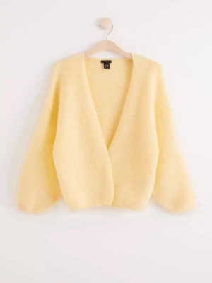 M/L Lindex ljusgul stickad kofta cardigan  - Mysig kofta i en underbar gul nyans. Av en polysterblandning som ej är stickig. Storlek M/L och är oversized. Använd ett par gånger och noppor kan därmed förekomma 💛💛