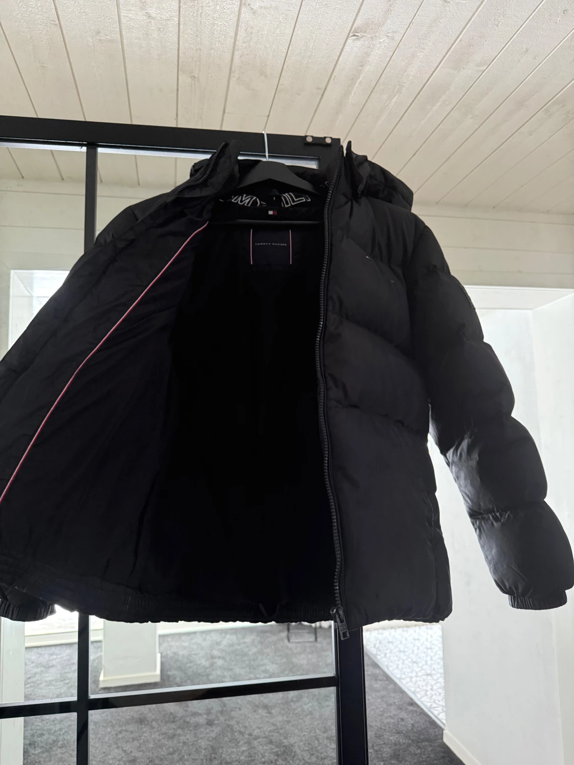 Svart pufferjacka från Tommy Hilfiger - 2