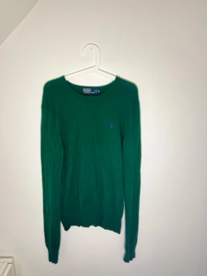 Grön stickad tröja från Polo Ralph Lauren - Fin stickad Ralph lauren tröja, väldigt skönt bomull perfekt att ha på sig nu i kalla tider, tröjan är i bra skick förutom ett pyttelitet hål som inte syns alls,  Frågor/funderignar hör av dig 🤙🏽