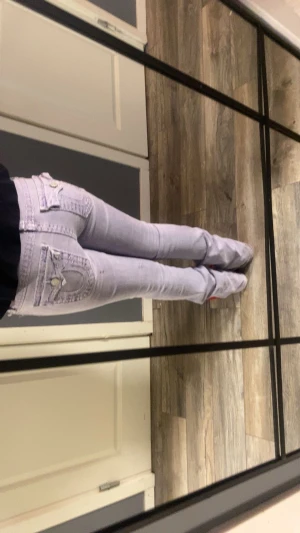 True religon jeans lila  - Lila skit snygga true religon jeans !!!! Väldigt sällsynta där av pris !!! 💜💜💜💜 