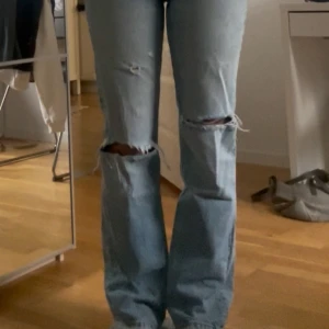 Blå jeans från Zara - Skitsnygga blå straight jeans från Zara som köptes för några år sedan!🩷  Säljer då dom har blivit för små, jag är 170 lång för referens😍