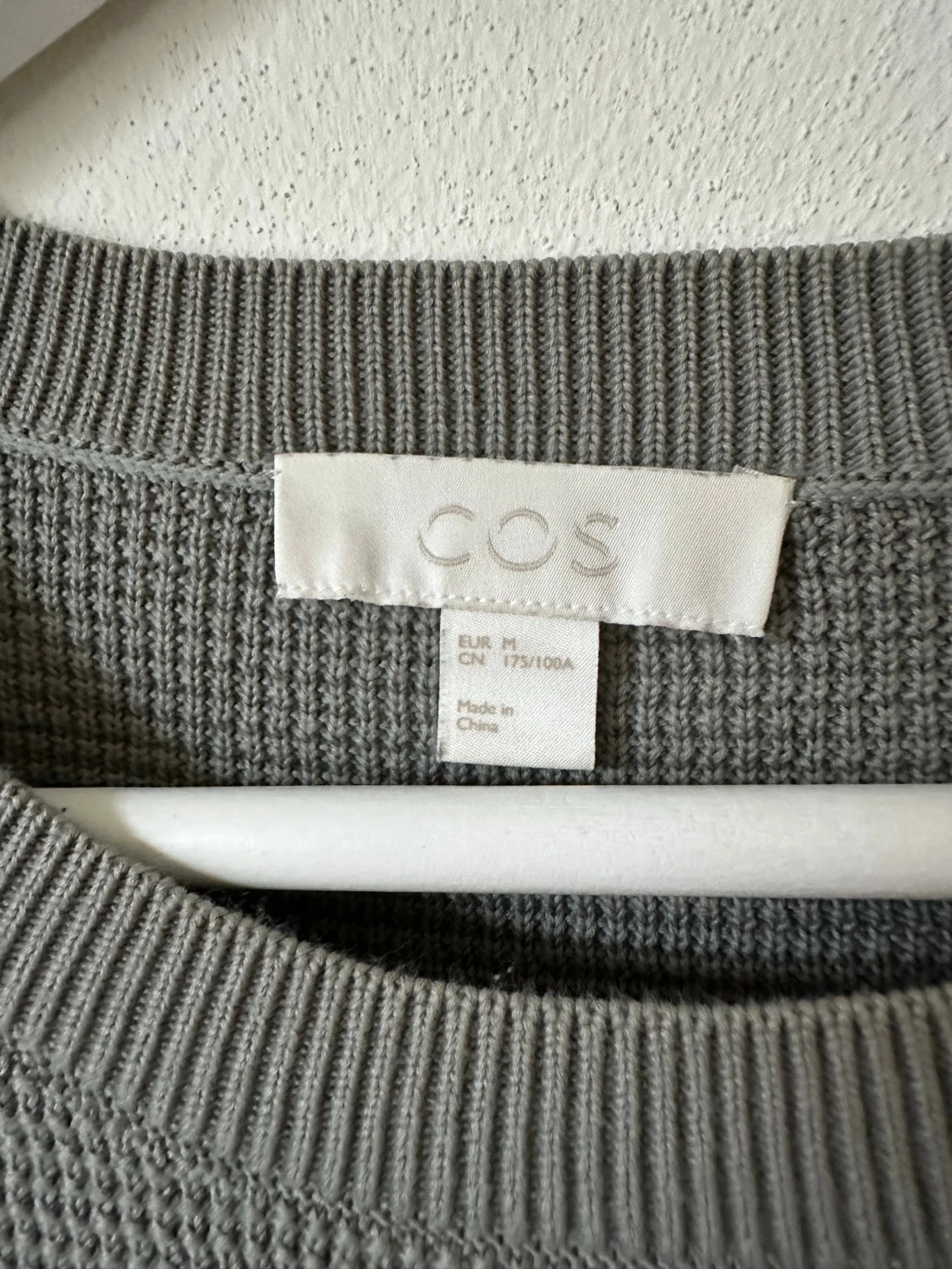 Grå stickad tröja från COS - 2