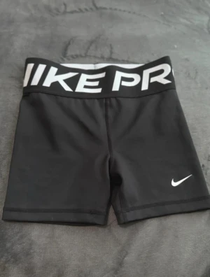 träningsshorts  - träningsshorts från nike! helt ny, aldrig använda! OBS! storlek M men sitter som S/XS