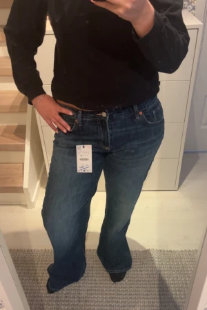 Nya wide leg jeans från Zara, blå, strl 44 - Säljer ett par helt nya blå wide leg jeans från Zara i storlek 44. Jeansen är i låg midja och sann i storlek💕