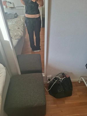 Svarta kostymbyxor från bikbok - Säljer mina kostymbyxor då dem har blivit för stora skulle uppskatta dem som M dem är lika trasiga längs ner på benet 💞💞