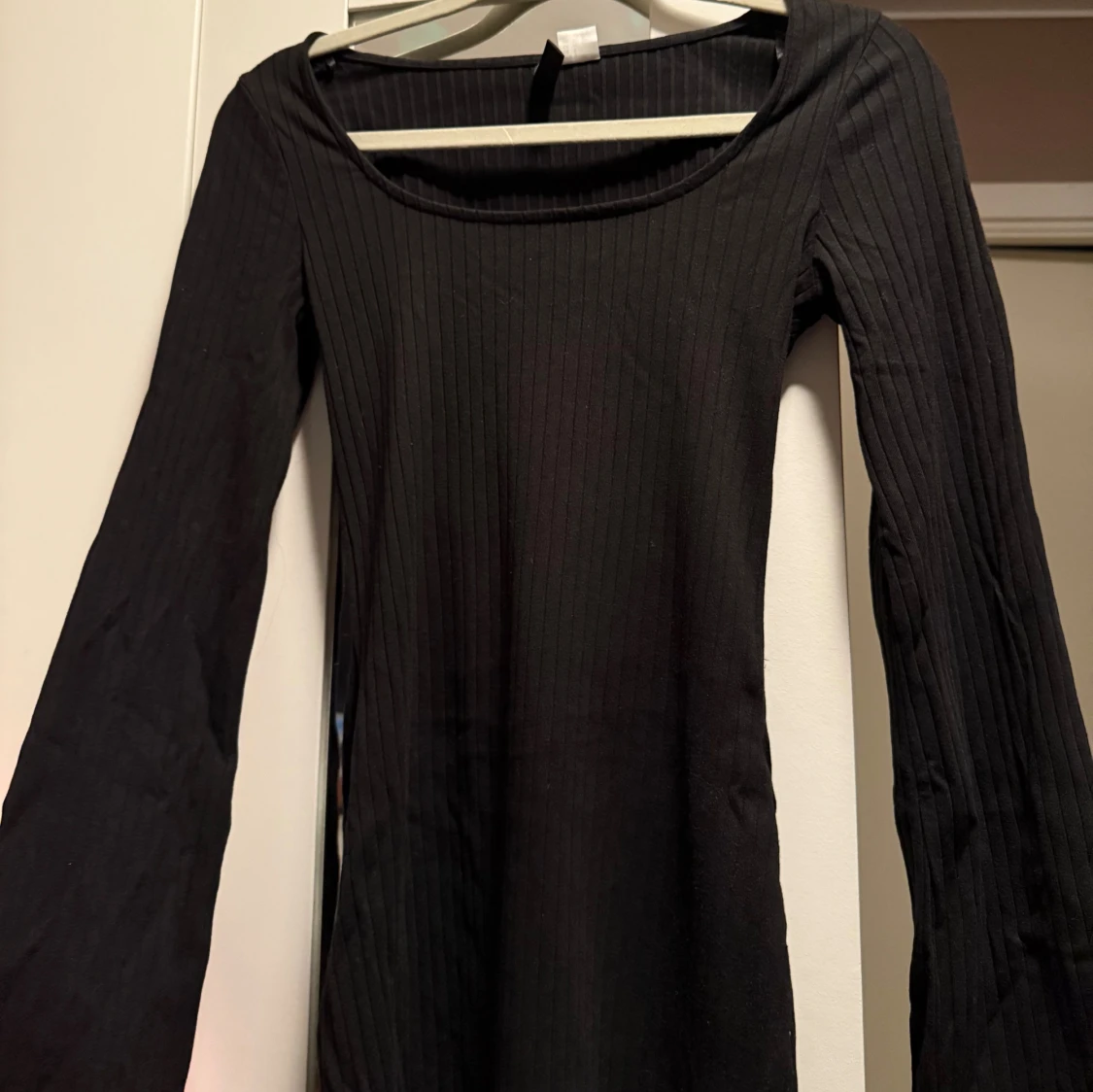 Svart ribbad långärmad klänning