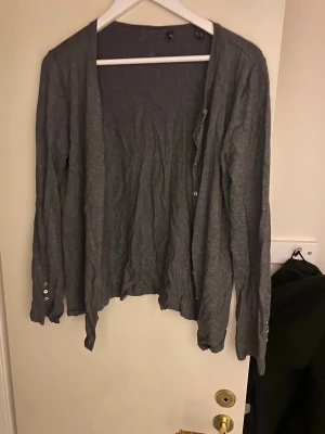 Grå kofta från Esprit med knappar - Snygg grå kofta från Esprit i storlek M. 
