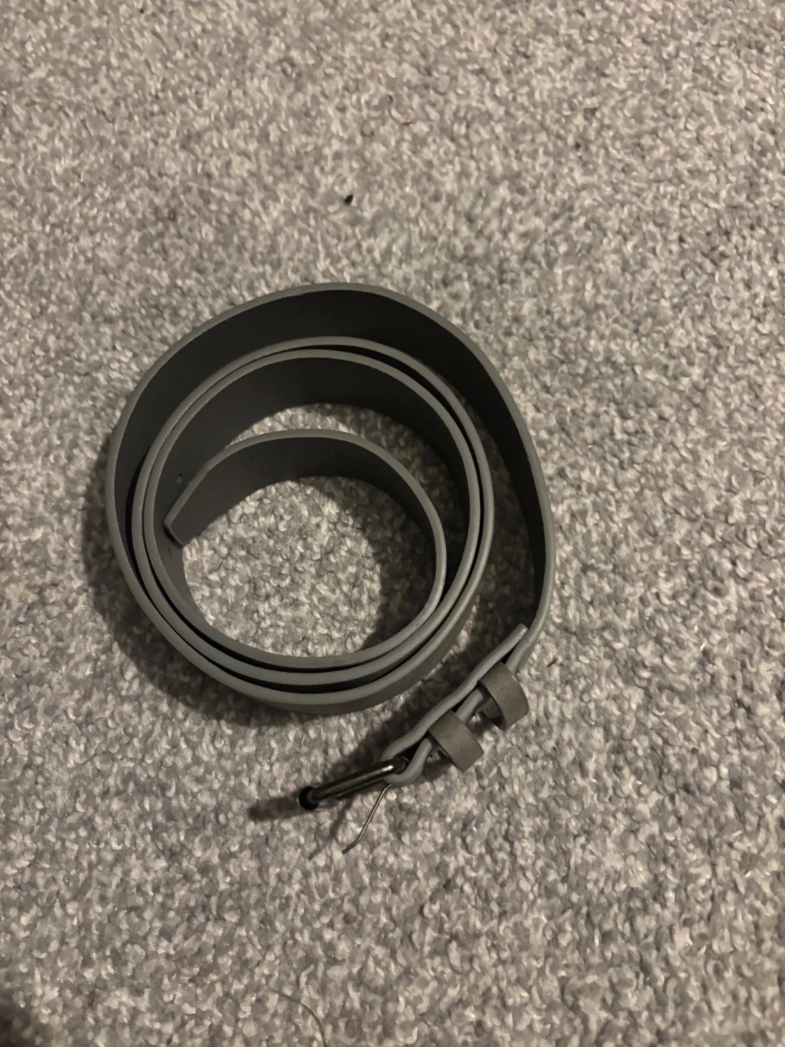 Grått skärp i mocka med metallspänne - 1