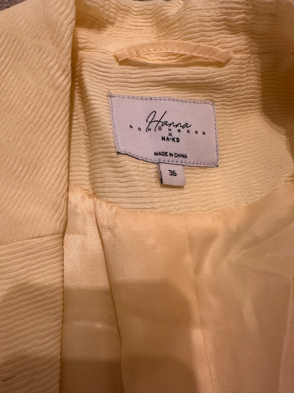 Gul blazerklänning Hanna Schönberg x NA-KD - 1