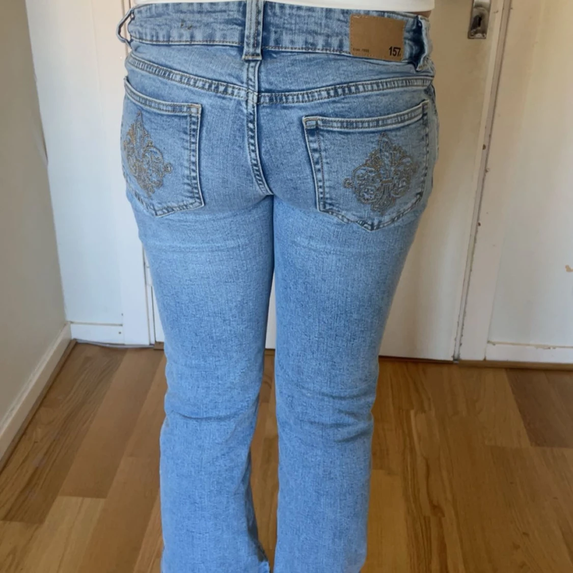 Blå bootcut jeans med broderade fickor - 2