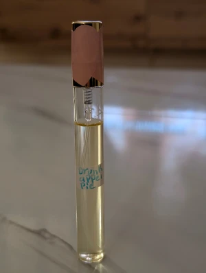 Essnce Drink Apple Pie parfymsplitt - Unik parfym med handskriven etikett 'Drink Apple Pie'. Perfekt för dig som vill sticka ut med något annorlunda och personligt. Smidig storlek att ta med överallt.