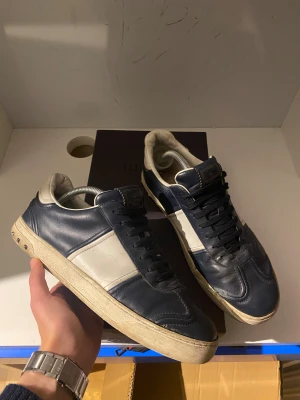 Valentino flycrew - Valentino flycrew i strlk 43 | Okej skick då sulan har spruckit lite | Vid snabb affär kan jag gå ner endast lite i pris och du får med kuvär o dustbag, dvs annars inte! Du får med boxen oavsett snabbhet vid köp. Vid funderingar skriv gärna!