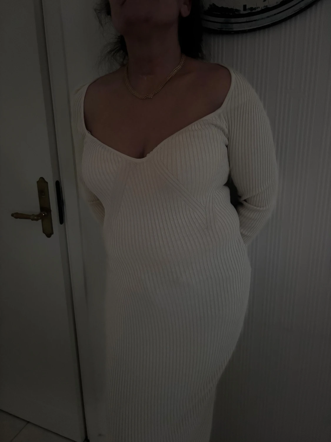 Ribbad långärmad vit klänning