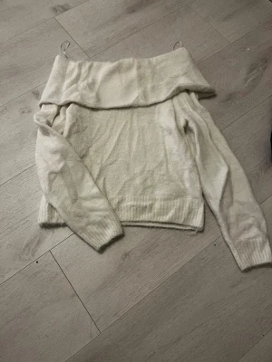 Offshoulder stickad tröja H&M - Superfin offshulder tröja från HM! Den är använd bara några få gånger! Den är väldigt liten i storlek och passar säkert 150-xs! Den är super fin och sitter jättefint på!