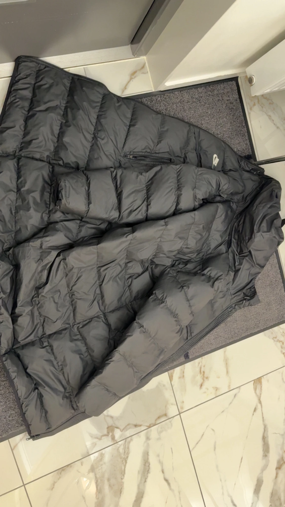 Svart lång dunjacka från Nike