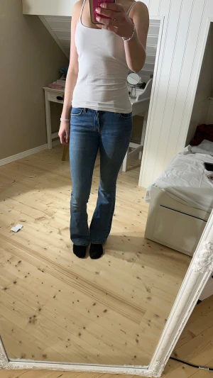 Fina mörkblå low waist jeans🩷 - Fina jeans från Gina tricot, använda ca 15 ggr men inga tecken stora på användning. Storlek 32 men långa i benen