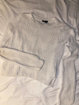Vit stickad tröja - Jättesöt stickad tröja från H&M. Den är mycket skön och passar att ha på sig till typ allt. Den har en lätt kropp. #vinter #höst #stickad #gosigtröja #vit stickad