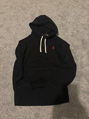 Ralph Lauren - Tja, säljer den här snygga Ralph Lauren hoddien som är färgen svart. Skriv om ni har frågor!