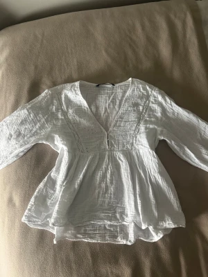 Zara blus - Vit blus från Zara med spets detaljer på framsidan, knapp saknas 