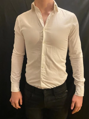 Vit skjorta från Stenströms - Klassisk vit skjorta från Stenströms i exklusiv twofold super cotton. Skjortan har lång ärm, smal passform och knappar framtill. Perfekt krage som ger en clean och stilren look. Passar dig som vill ha en tidlös och snygg skjorta.