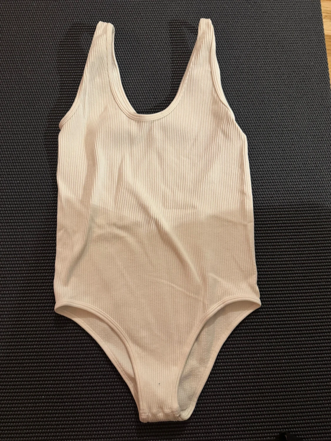 Beige ribbad body från Zara