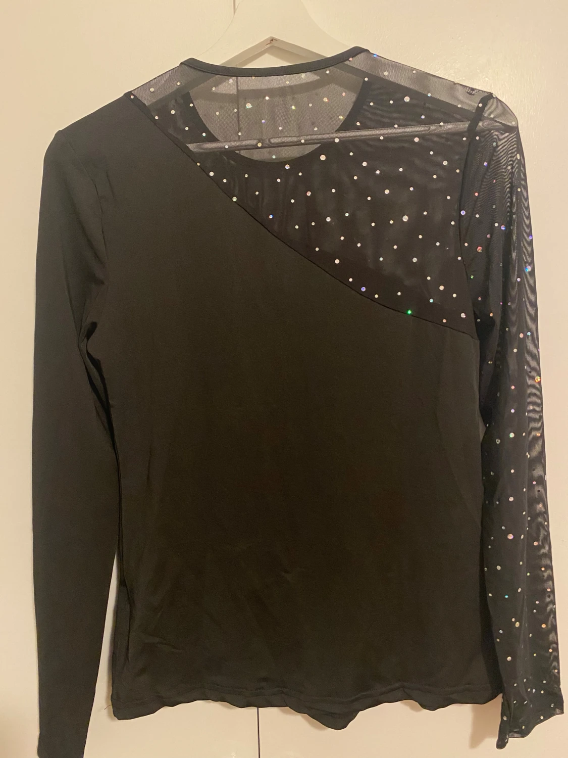 Svart mesh topp med glitterdetaljer - 2