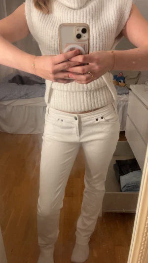 Low waist jeans - Vita as snygga låga jeans med dragkedjor på fickor bakom🥹har en superfin passform och är jättefint nu till vintern!❤️jag är 158 cm, stl är S och innerbenslängden är ca 80 cm men byxorna viker sig lite upp som på bilden❤️pris kan diskuteras 🫶