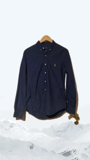 Polo Ralph lauren  - Säljer min mörkblåa ralph lauren skjorta då den är för liten. Skicket är 10/10 och är 100% äkta. Fick den i julklapp och har använt den cirka 10 gånger. Storlek: M. Tveka inte om att ställa frågor 