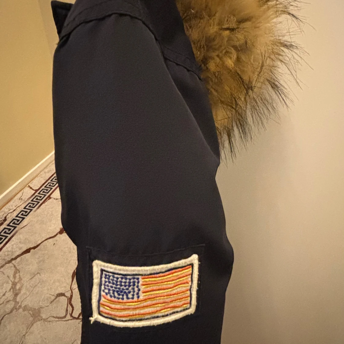 Svart parkasjacka från Svea med fuskpäls - 1