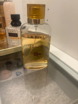 La Rive Vanilla Touch - La Rive Vanilla Touch är en eau de parfum på 90 ml, tillverkad i Polen. Perfekt för dig som gillar söta och mjuka dofter med en hint av vanilj. En prisvärd favorit för dig som vill sticka ut med en varm vibe.
