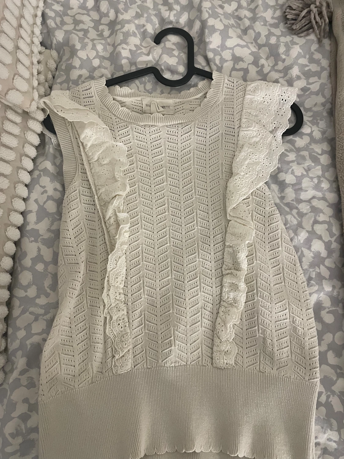 Vit ärmlös blus med volang från Lindex - 1