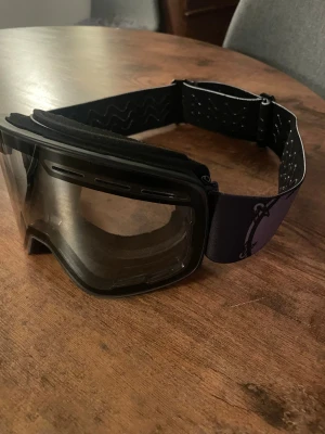 Skoterglasögon  - Säljer ett par svarta raven skoterglasögon, helt oanvända