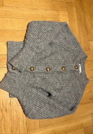 Grå stickad kofta från Zara🐘💖 - Mysig grå stickad kofta från Zara! 