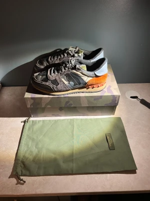 Valentino Rockrunners - Valentino Rockrunners | Riktigt feta och populära skor| Skick= 8/10 | nypris= 7000kr | vårt pris=1199kr| Tyvärr saknas sula och en liten defekt på bild 3 som ej syns vid användning| Orginal box och dustbag ingår | Hör av dig vid minsta fundering!