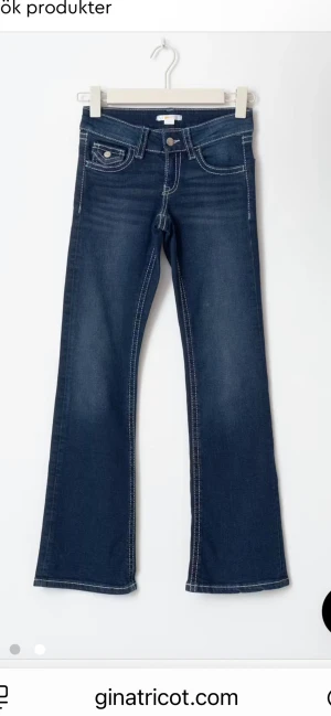 Bootcut jeans från Gina Tricot - Mörkblå jeans från Gina Tricot Young, dem är i fint skick och ser rätt så nya ut, säljer på grund av att dem är för att dem inte kommer till användning! 