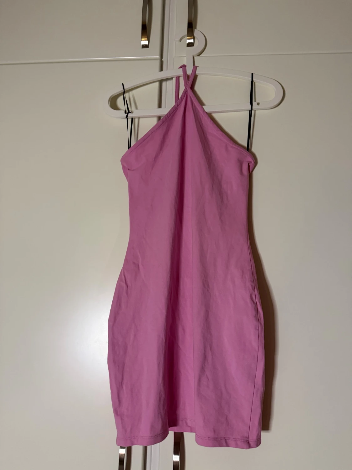 Rosa halterneck kortklänning