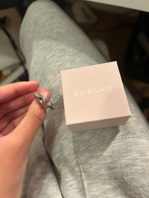 Edblads ring silver - Säljer en Edblads ring i silver som är storlek 17.50 så  M tror  jag!Änvänd fåtal gånger.Ask medföljer.Köpte denna för 350kr typ.