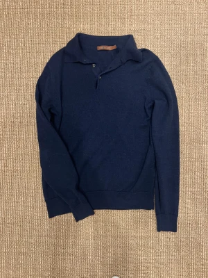 Per me Uomo stickad långärmad pike - - Per me Uomo långärmad pike - Italiensk - Stickad med 100% merino ull - Skick 9/10 - Storlek S - inget og - killen på bilden är 180 och väger 72 kg