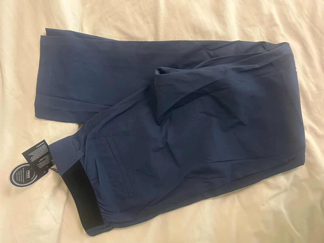 Mörkblå kostymbyxor från Peak Performance