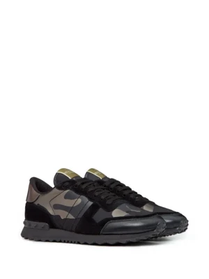 Valentino Rockrunner sneakers camouflage - Ett par stilrena vinterskor man kan köpa i julklapp till någon eller om man bara vill ha ett par fina skor. Vi kollar om nån är intresserad av att köpa av oss så hör av er så beställer vi in skorna