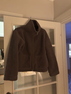 Brun teddyjacka från Lager 157 - Brun jacka från Lager 157. Storlek S, säljes för 100kr. Kom gärna med prisförslag 