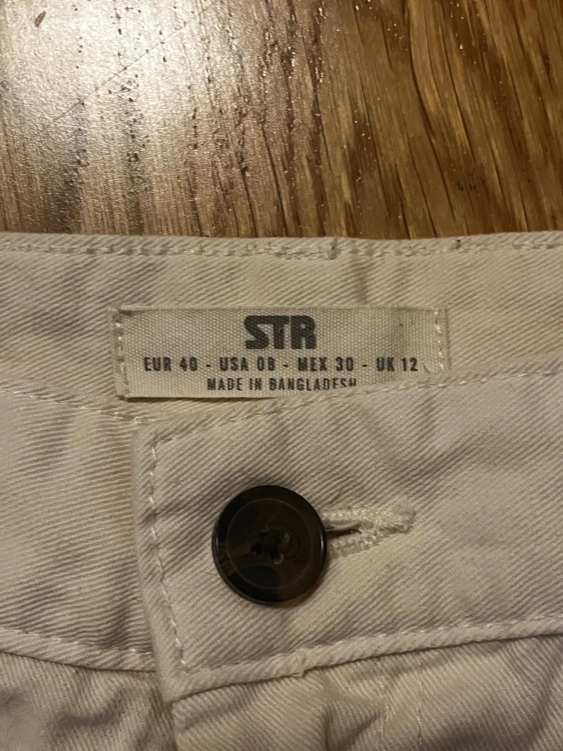 Beige cargobyxor  från Stradivarius  - 3