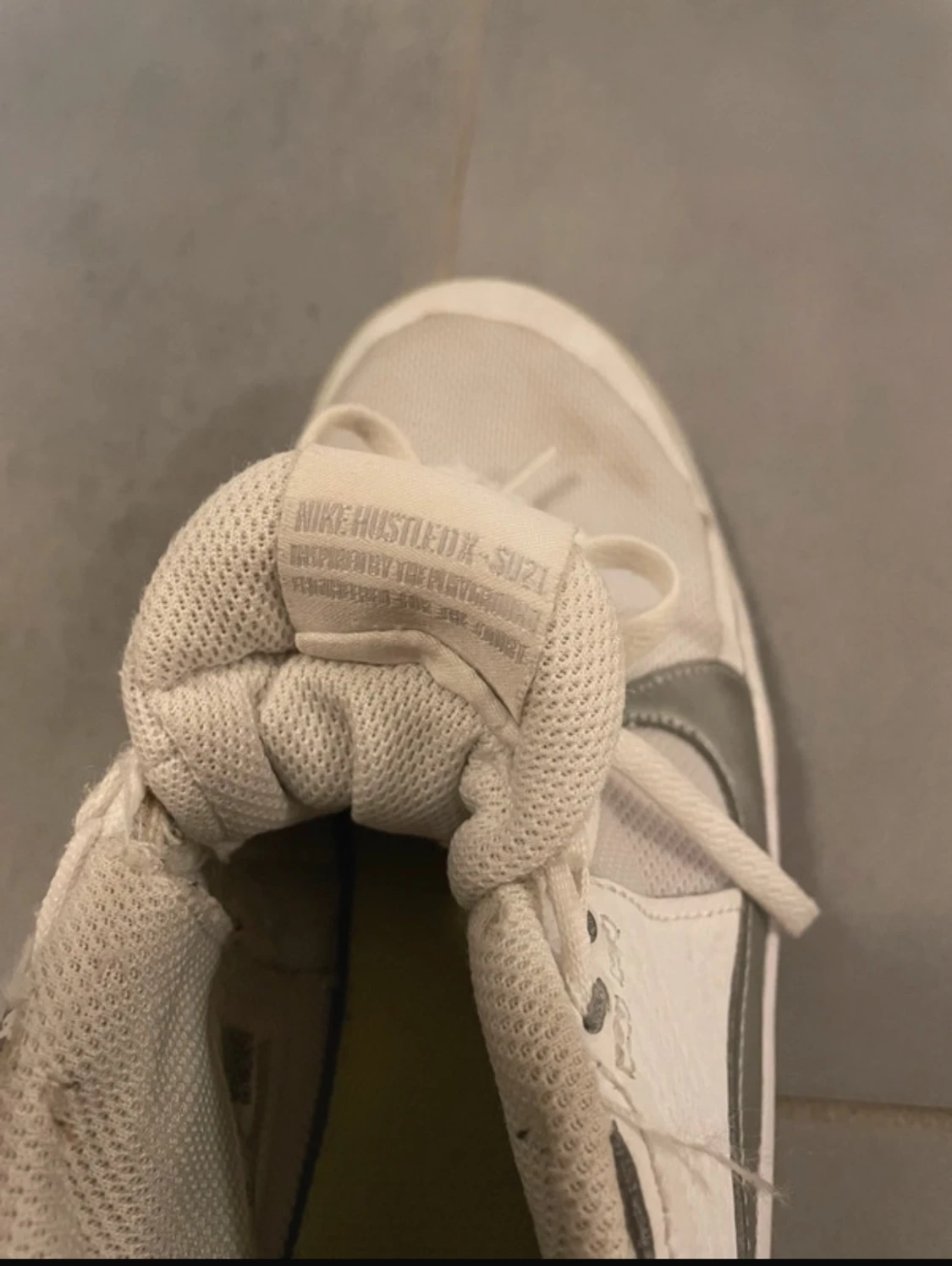 Vita sneakers med silverdetaljer - 4