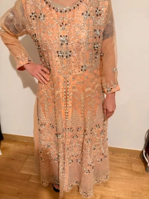 Pakistansk/indisk klänning  - Säljer denna kraftigt broderade, vackra pakistanska och indiska klänning. Den är vacker! Och varje detalj är handgjord. Den är lite tung på grund av allt det vackra arbetet, men inget outhärdligt. Har använt den en gång. Storlek S.   kan även skicka video på den. 